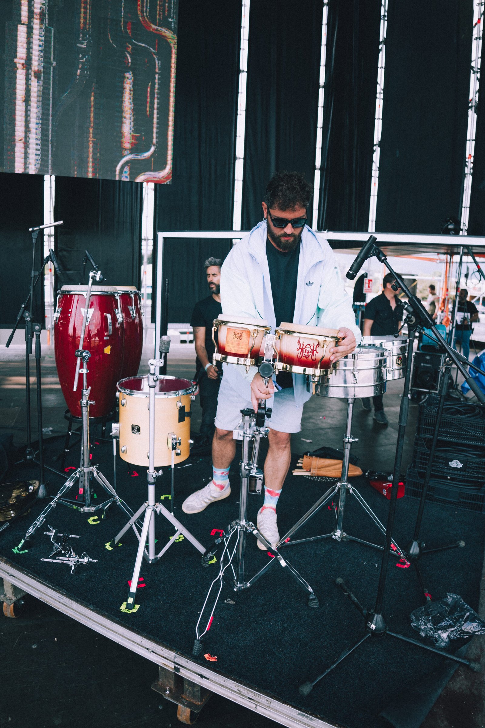 persona tocando un instrumento en un concierto