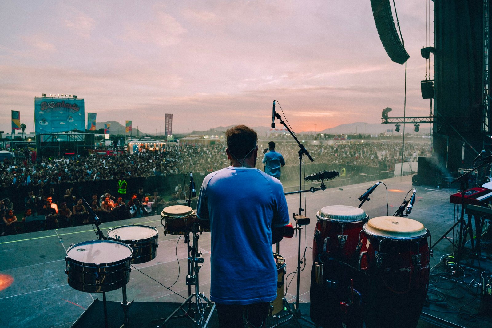 persona tocando un instrumento en un concierto