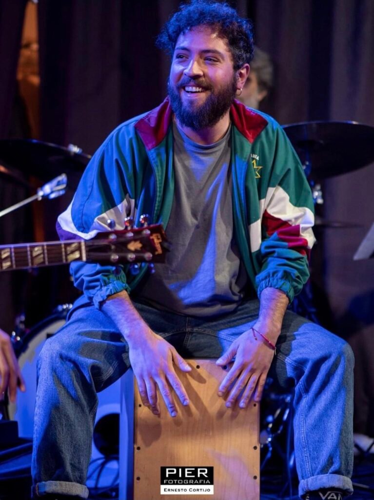 persona tocando un instrumento en un concierto